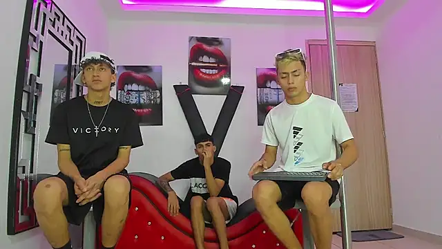 Snapshot of VERY_HOT_GUYS chatting on October 7, 2025, 7:15 pm VERY HOT GUYS online show from October 7, 2025, 7:15 pm