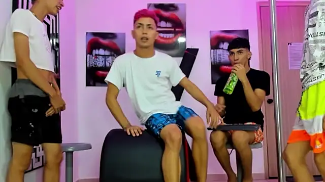 Snapshot of VERY_HOT_GUYS chatting on October 26, 2025, 1:39 am VERY HOT GUYS online show from October 26, 2025, 1:39 am