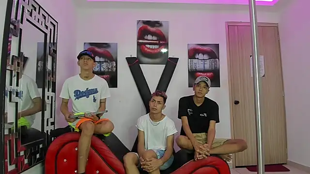 Snapshot of VERY_HOT_GUYS chatting on November 28, 2025, 1:22 pm VERY HOT GUYS online show from November 28, 2025, 1:22 pm