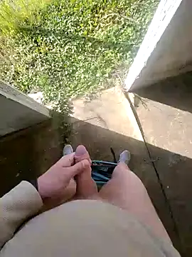 rezzzze online show from April 6, 2026, 7:42 am