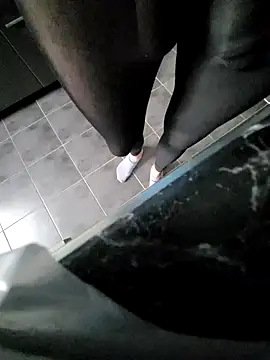 rezzzze online show from October 28, 2025, 2:27 pm