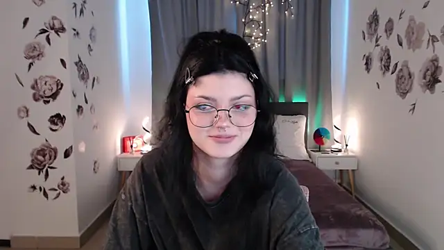 Snapshot of MileyRood chatting on December 3, 2025, 1:06 am MileyRood online show from December 3, 2025, 1:06 am