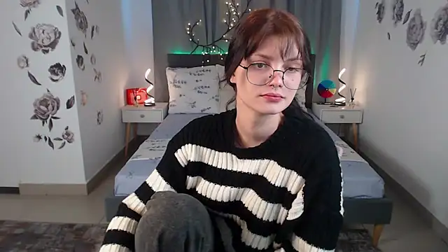 Snapshot of MileyRood chatting on October 16, 2025, 11:24 pm MileyRood online show from October 16, 2025, 11:24 pm