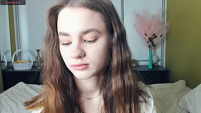JinnyMcie online show from May 3, 2026, 7:35 am