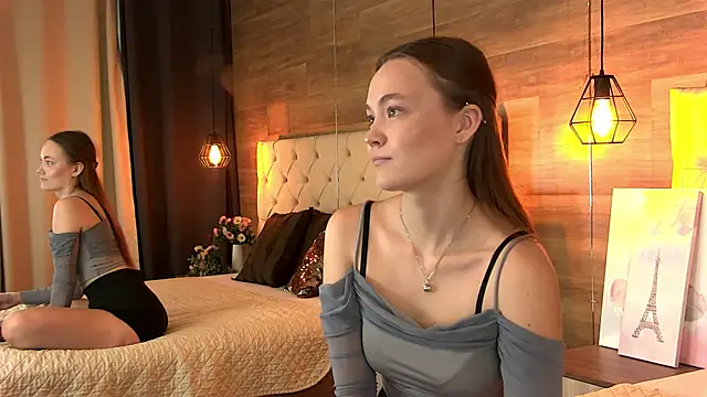 Snapshot of EmmaCamm chatting on November 9, 2025, 9:35 am EmmaCamm online show from November 9, 2025, 9:35 am