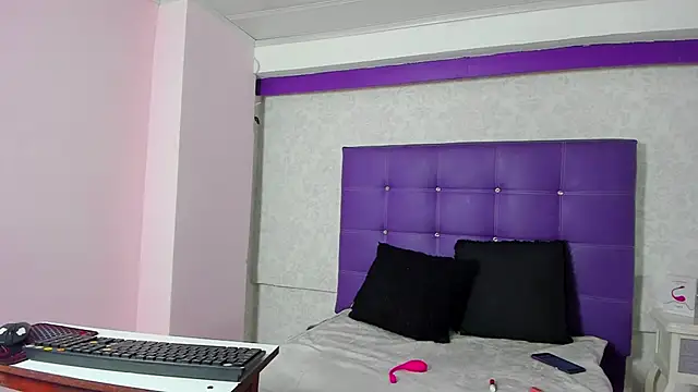 Snapshot of LeaMoreau22 chatting on November 21, 2025, 12:04 pm LeaMoreau22 online show from November 21, 2025, 12:04 pm