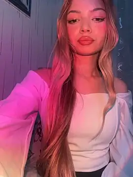  Siennaaa  online show from March 15, 2026, 8:05 pm