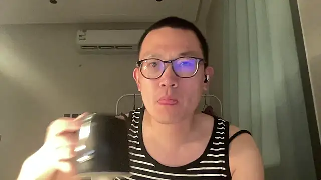 yewuzhibb online show from October 2, 2025, 7:06 pm