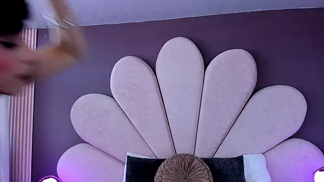 Snapshot of MeganR_ chatting on April 9, 2026, 12:55 pm MeganR online show from April 9, 2026, 12:55 pm