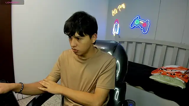 Snapshot of StiwenTwink chatting on December 2, 2025, 12:29 pm StiwenTwink online show from December 2, 2025, 12:29 pm