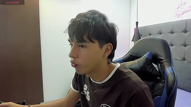 StiwenTwink online show from March 25, 2026, 1:32 pm