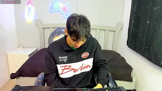 Snapshot of StiwenTwink chatting on November 15, 2025, 1:59 pm StiwenTwink online show from November 15, 2025, 1:59 pm