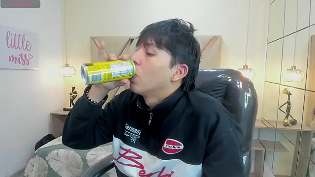 StiwenTwink online show from December 16, 2025, 7:40 pm