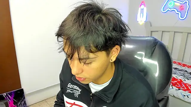 Snapshot of StiwenTwink chatting on October 28, 2025, 2:38 pm StiwenTwink online show from October 28, 2025, 2:38 pm