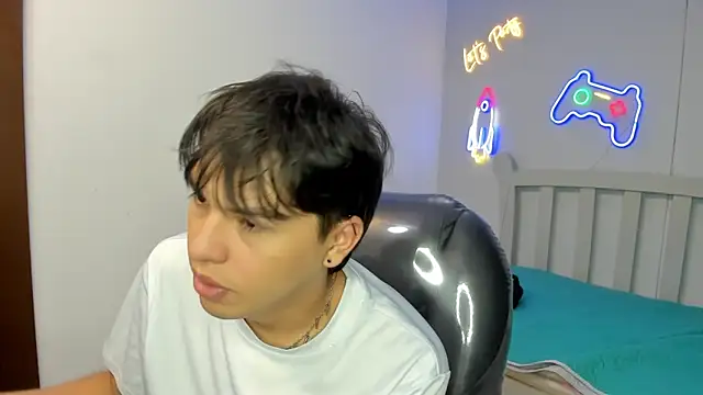 Snapshot of StiwenTwink chatting on November 4, 2025, 12:42 pm StiwenTwink online show from November 4, 2025, 12:42 pm