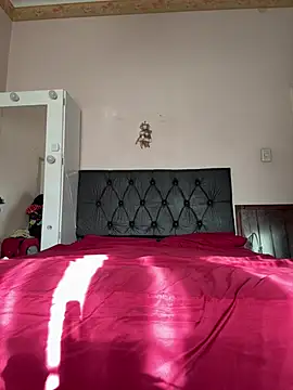 Sweetredevil online show from March 11, 2026, 11:59 am