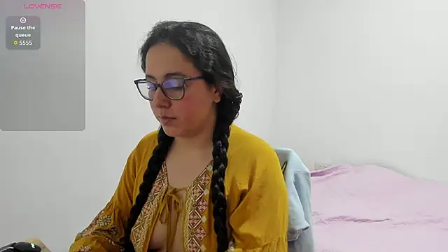 Snapshot of Venus_cat_ chatting on November 9, 2025, 12:58 am Venus cat online show from November 9, 2025, 12:58 am