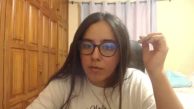 Snapshot of Venus_cat_ chatting on December 5, 2025, 1:05 am Venus cat online show from December 5, 2025, 1:05 am