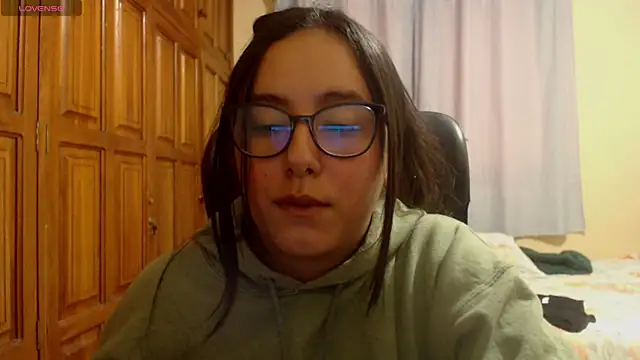 Snapshot of Venus_cat_ chatting on December 14, 2025, 8:42 am Venus cat online show from December 14, 2025, 8:42 am