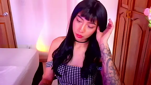 Snapshot of emma_web_ chatting on November 12, 2025, 3:38 pm emma web online show from November 12, 2025, 3:38 pm