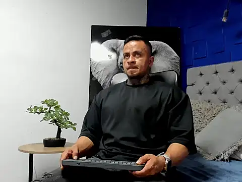 Snapshot of ZEUS-KING chatting on October 3, 2025, 12:36 am ZEUS-KING online show from October 3, 2025, 12:36 am