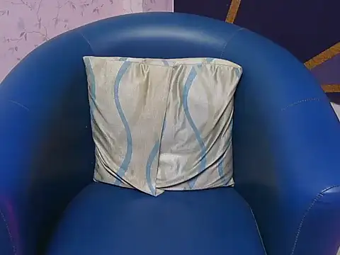 shiny-krisha online show from November 17, 2025, 4:27 am