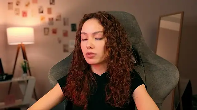 Snapshot of branchwithflowerss chatting on October 17, 2025, 2:19 pm branchwithflowerss online show from October 17, 2025, 2:19 pm