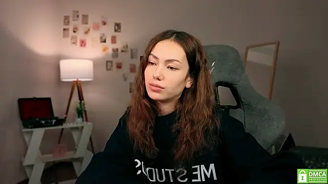 Snapshot of branchwithflowerss chatting on December 3, 2025, 11:53 am branchwithflowerss online show from December 3, 2025, 11:53 am