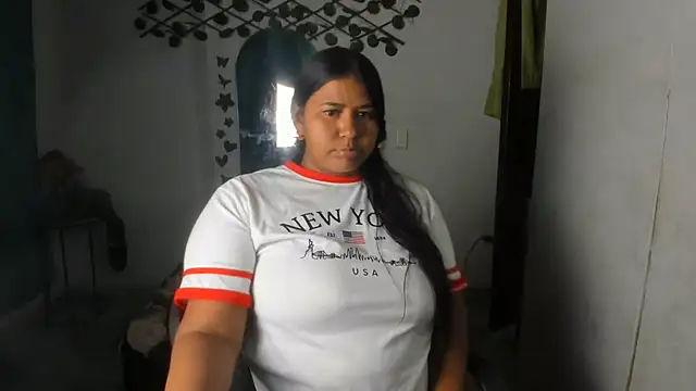 Snapshot of Ebony_luna chatting on July 1, 2026, 7:25 pm Ebony luna online show from July 1, 2026, 7:25 pm