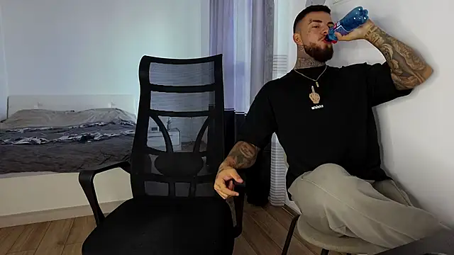 MasculineGuy99 online show from November 3, 2025, 8:51 am