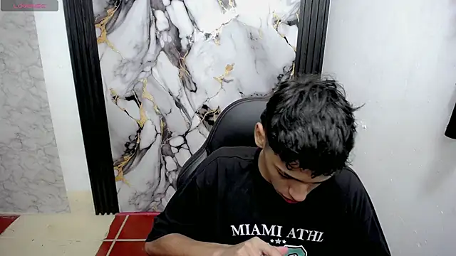 Snapshot of Im_david02 chatting on December 5, 2025, 1:43 pm Im david02 online show from December 5, 2025, 1:43 pm