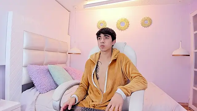 Hottie Guy online show from December 15, 2025, 12:11 pm