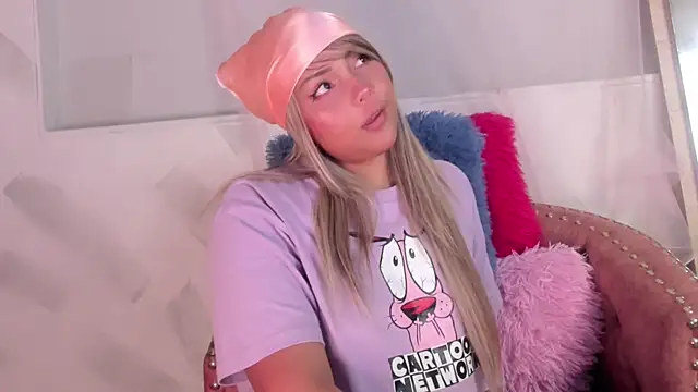 Snapshot of Molly_Logan chatting on November 26, 2025, 8:53 pm Molly Logan online show from November 26, 2025, 8:53 pm