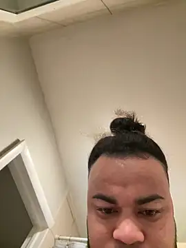 familia0210 online show from October 4, 2025, 10:55 pm