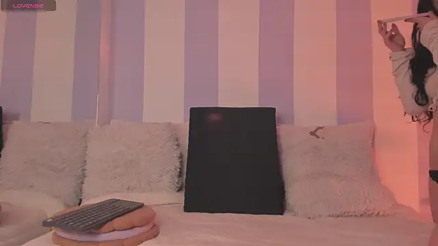 Snapshot of clover_tter_ chatting on December 16, 2025, 12:48 am clover tter online show from December 16, 2025, 12:48 am