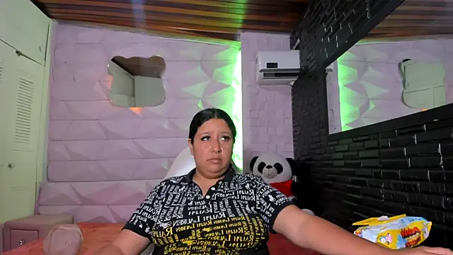 DulcineaSaenz online show from October 4, 2025, 5:58 pm