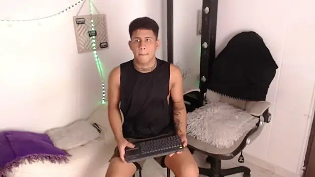 Snapshot of Dylan_horny chatting on October 10, 2025, 1:34 pm Dylan horny online show from October 10, 2025, 1:34 pm