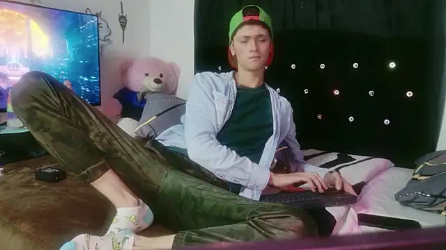 Tyler cat online show from December 1, 2025, 1:28 am