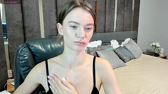 Snapshot of EvaToniz chatting on October 30, 2025, 1:04 am EvaToniz online show from October 30, 2025, 1:04 am