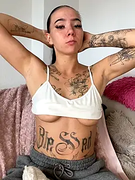 Snapshot of YoungZoexx chatting on October 15, 2025, 9:17 am YoungZoexx online show from October 15, 2025, 9:17 am