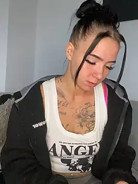 Snapshot of YoungZoexx chatting on October 28, 2025, 8:46 am YoungZoexx online show from October 28, 2025, 8:46 am