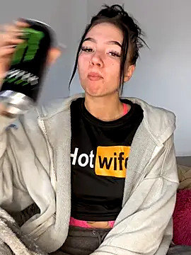 Snapshot of YoungZoexx chatting on November 19, 2025, 9:53 am YoungZoexx online show from November 19, 2025, 9:53 am