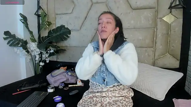 Julieta Slav3 online show from May 6, 2026, 8:02 pm