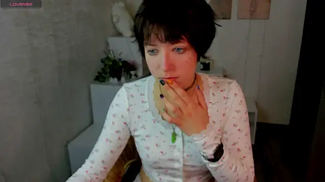 Sara Frayer online show from October 8, 2025, 1:07 am