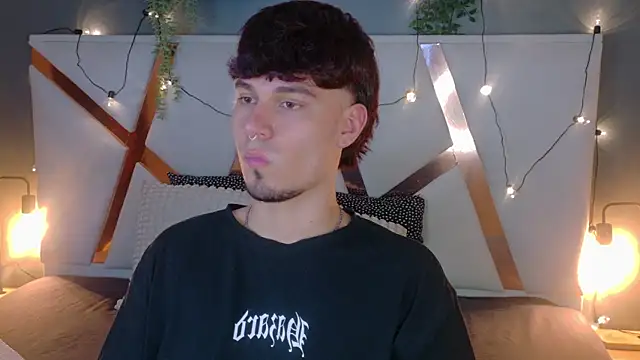 Snapshot of LiamThunder05_ chatting on December 4, 2025, 7:46 pm LiamThunder05 online show from December 4, 2025, 7:46 pm