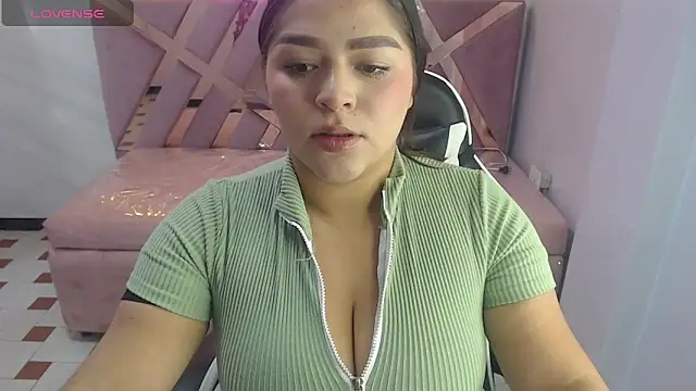 Snapshot of Dayan_v_ chatting on November 24, 2025, 8:20 pm Dayan v online show from November 24, 2025, 8:20 pm