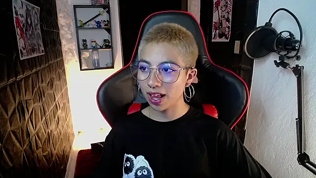 lunarichy22 online show from November 11, 2025, 7:52 pm