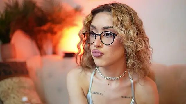 Snapshot of AileenKiss chatting on July 12, 2026, 8:09 pm AileenKiss online show from July 12, 2026, 8:09 pm