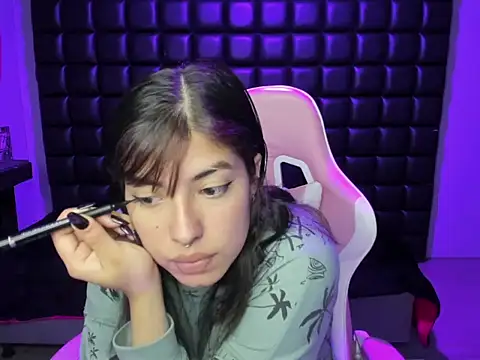 Snapshot of Violetta_Swett_ chatting on December 5, 2025, 1:21 pm Violetta Swett online show from December 5, 2025, 1:21 pm