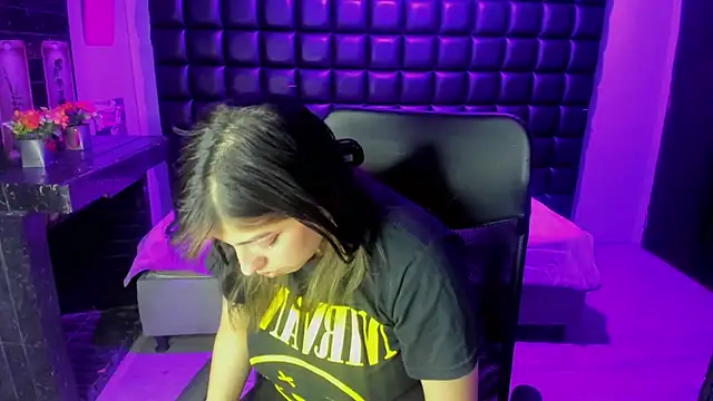 Violetta Swett  online show from December 16, 2025, 11:58 am